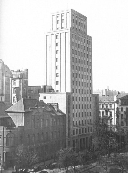 Polska - 14-piętrowy gmach w kształcie wieży obronnej zbudowany ...908r. przy ul. Zielnej dla szwedzkiej spółki Cedergren,.jpg